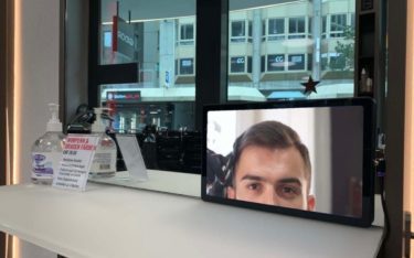 smadooh Screen bei der Schweizer Frisörkette Gidor wirbt für die Zak-App der Bank Cler (Foto: smadooh)
