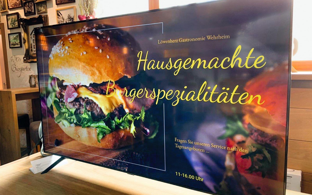 75" Samsung Business TV im Löwenherz in Wehrheim bewirbt die Hausspezialitäten (Foto: Löwenherz Gastronomie/ Samsung)