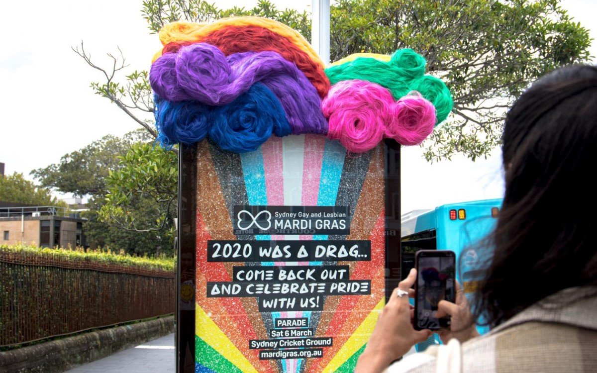 DooH mit Statement: Stele von JCDecaux in Sydney wirbt auffallend für die Schwulen und Lesben Mardi Gras am 6. März (Foto: JCDecaux)