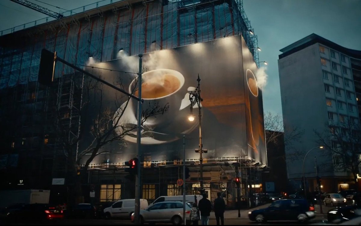 Ein Riesenposter von Scholz & Friends wirbt mit wirklich dampfenden Tassen in Berlin für heißen Kaffeegenuss von MCDonalds (Foto: Scholz & Friends)