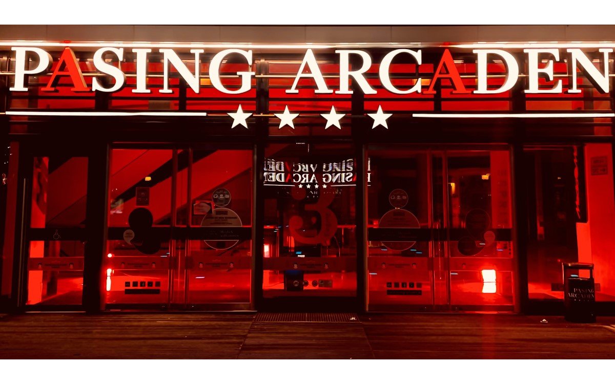 Die Pasing Arcaden strahlen Rot – Ein Zeichen, dass der Handel von den Lockdowns akut bedroht ist (Foto: Pasing Arcaden)