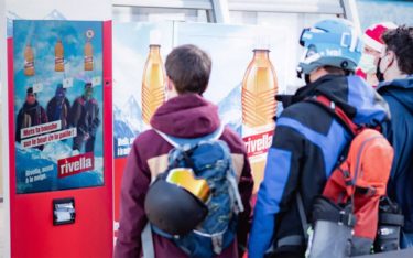 An den Rivella-Automaten in Schweizer Skigebieten kann via AR-Gamification um Getränkeproben gespielt werden (Foto: Rivella)