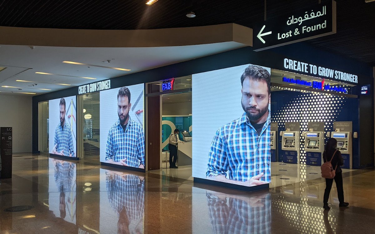 First Abu Dhabi Bank (FAB) mit großformatiger LED-Fassade in der Dubai Mall (Foto: invidis)