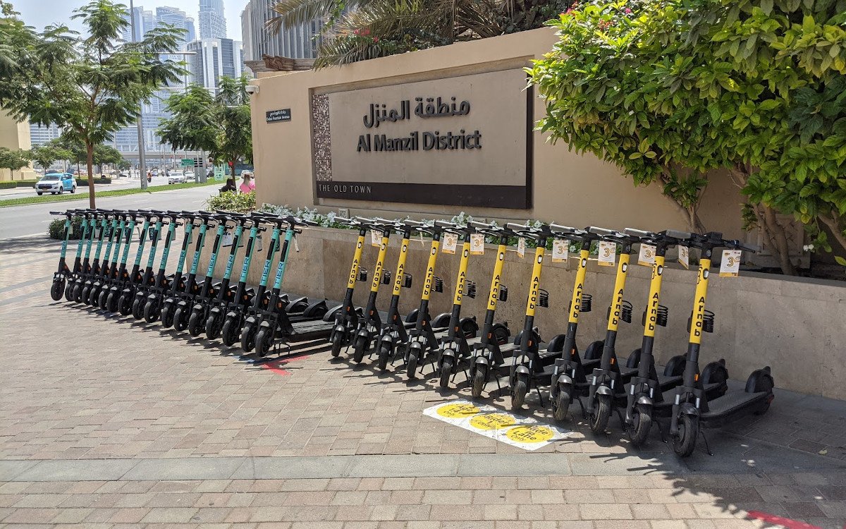 Miet-Scooter in Reihe und Glied in Dubai Downtown (Foto: invidis)