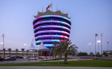 StandardVision hat de berühmten 10-stöckigen Clubhouse-Tower am Bahrain International Circuit 360 Grad mit über 8.000.000 LEDs eingehüllt (Foto: StandardVision)