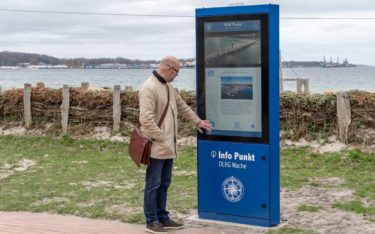 pilot Screentime hat die kleine Hafenstadt Eckernförder mit insgesamt 5 neuen City-Stelen ausgestattet (Foto: pilot Screentime)