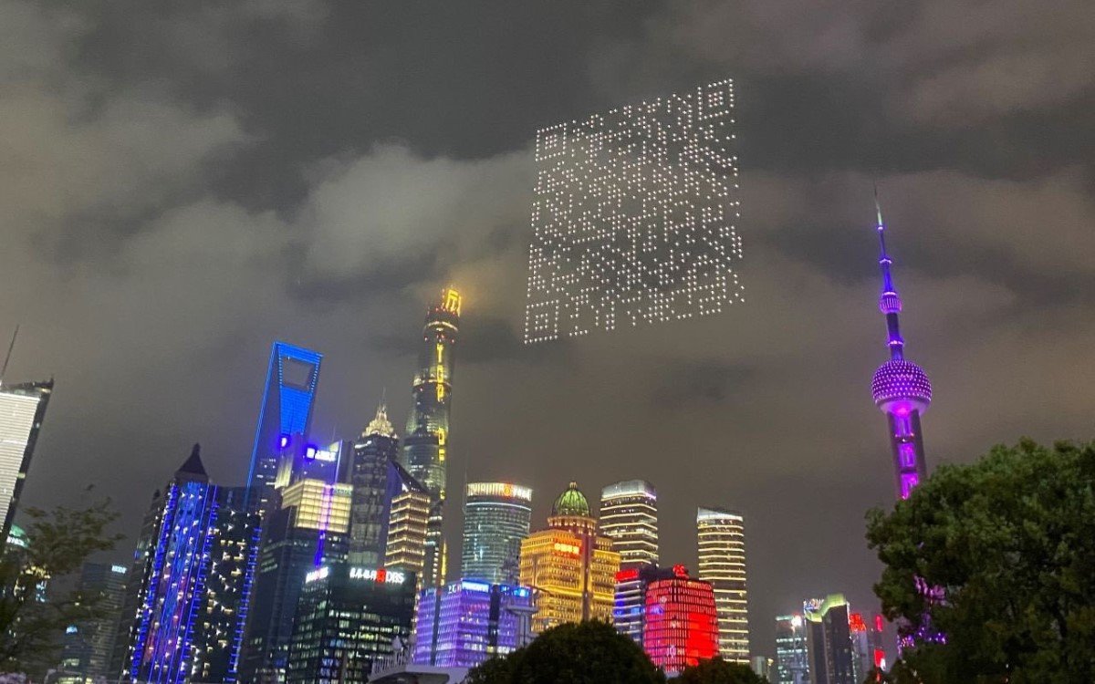 Drohnen zeichnen für Cygames einen QR-Code in den Himmel von Shanghai (Foto: Twitter @alvinfoo)