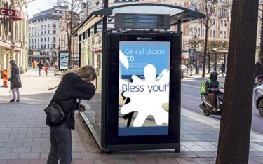 Gesundheit! – In Stockholm reagieren Stelen von ClearChannel derzeit auf Niesen und Husten und spielen entsprechende Botschaften von KLM aus (Foto: ClearChannel)