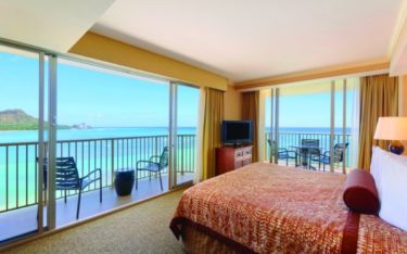 Traumhafter Ausblick, allerdings noch mit altem TV – Zimmer im Waikiki Beachcomber Resort in Hawaii (Foto: Outrigger Hotels and Resorts)