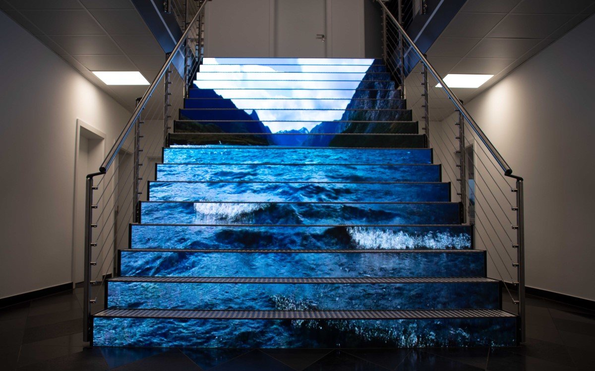 LED-Treppe von Ledall Media Engineering für die neue FIrmenzentrale von Naturstein Steinmann (Foto: Ledall)