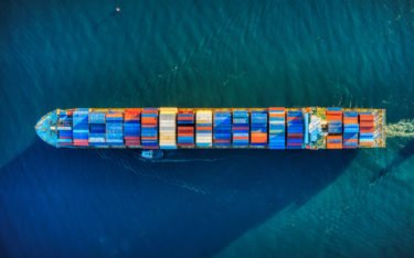Containerschiff (Foto: Cameron Venti / Unsplash)