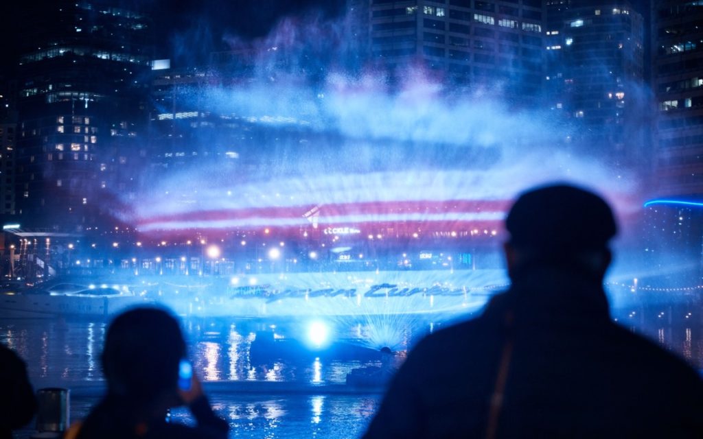 Porsche feiert den Australischen Marktstart des Taycan im Hafen Sydneys mit Projektionskunst auf Wasser (Foto: Porsche AG)