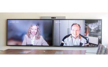 Stefanie Corinth und Jean-Paul Lemmens feiern die globale Partnerschaft zwischen Sharp/NEC und Kinly im Meetingraum (Foto: Sharp/NEC)