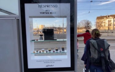 Für eine Nespresso-Kampagne hat Clear Channel einige seiner City Lights kurzerhand in Mini-Schaufenster verwandelt (Foto: Clear Channel)