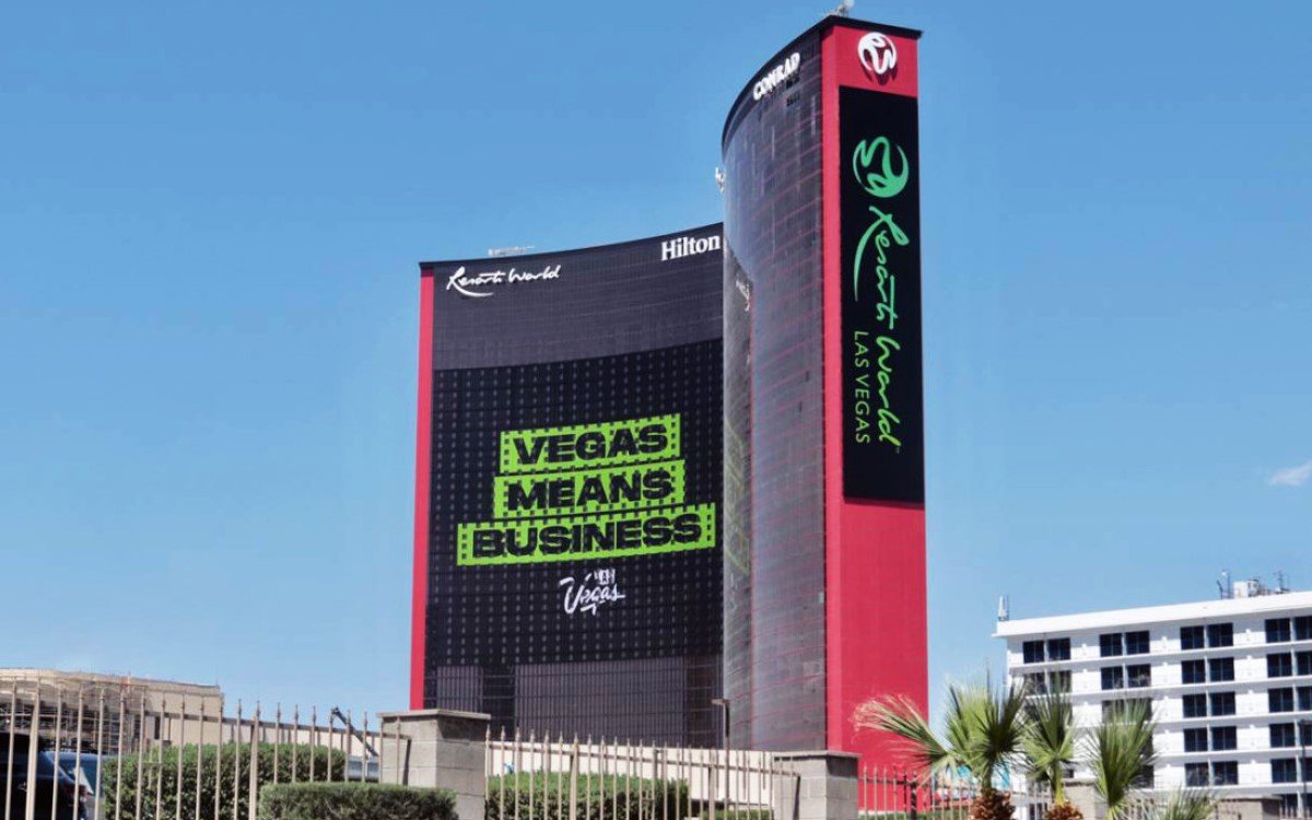 Die beiden Mega-Screens des Resorts World Las Vegas in Las Vegas mit ihrer ersten Botschaft (Foto: Clear Channel Outdoor America)