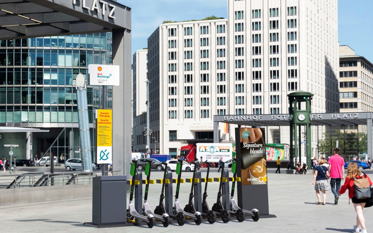 Shell Micromobility Hub mit DooH-Screens in Berlin (Foto: Swiftmile)