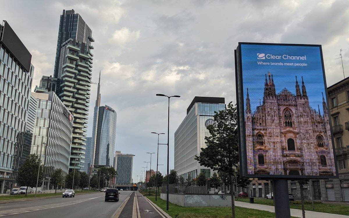 Porta Nuova in Mailand mit Clear-Channel-Display (Foto: invidis)