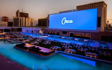 Das Outdoor-LED-Display im Pool-Bereich ist nur eines der ultragroßen Displays, die im Circa Resort & Casino installiert sind. (Foto: Daktronics)