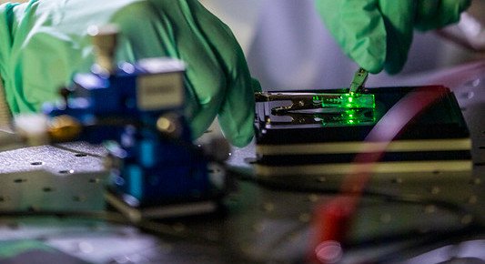 Im Labor konnte das Forscherteam um Professor Jay Guo die Wirksamkeit der modifizierten Elektrode nachweisen. (Foto: Robert Coelius/Michigan Engineering)