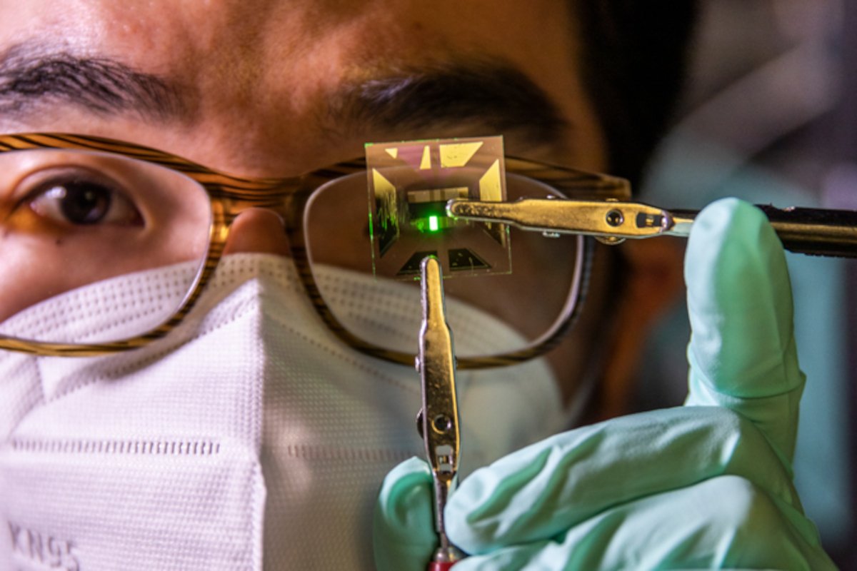 Changyeong Jeong, Doktorand für Computer- und Elektrotechnik an der Universität Michigan, zeigt eine ultradünne auf Silber basierte OLED. (Foto: Robert Coelius/Michigan Engineering)