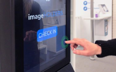Beim neuen Touchless-Kiosk von imageholders sind zum Bedienen nur noch Handgesten nötig. (Foto: imageholders/Ultraleap)