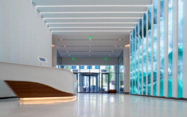 Das Ally Charlotte Center wurde von Standardvision mit einer digitalen Kunstinstallation aufgewertet. (Foto: Standardvision)