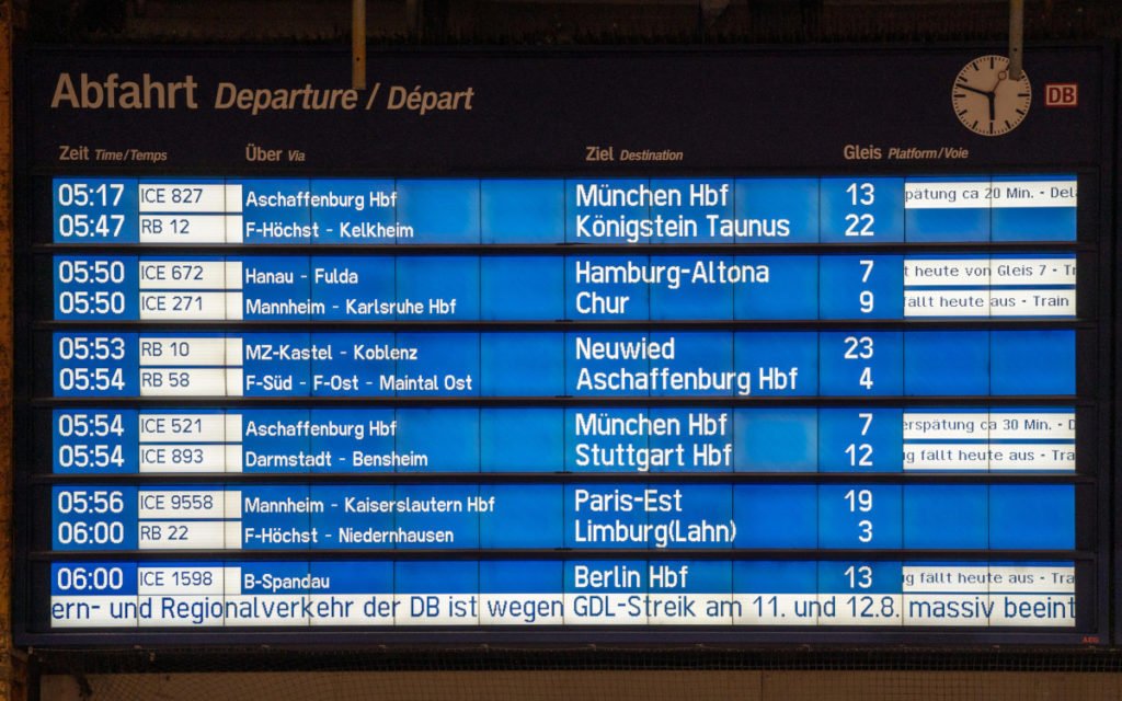 Nur noch wenige Züge fahren - Anzeigentafel in Frankfurt (Foto: DB)