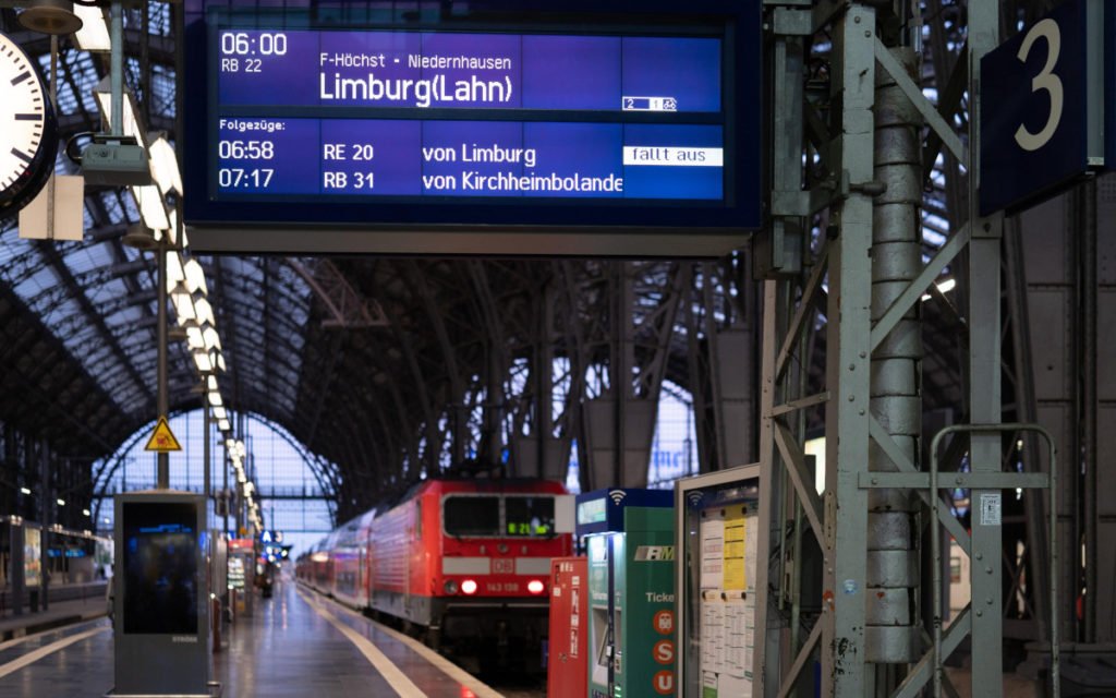 Nur noch wenige Züge fahren - Anzeigentafel in Frankfurt (Foto: DB)