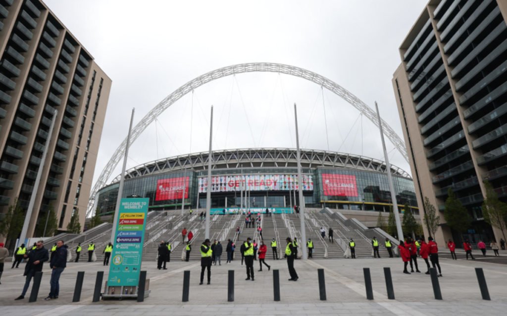 Wembley Stadion in London mit LG LED-Fassade (Foto: LED)