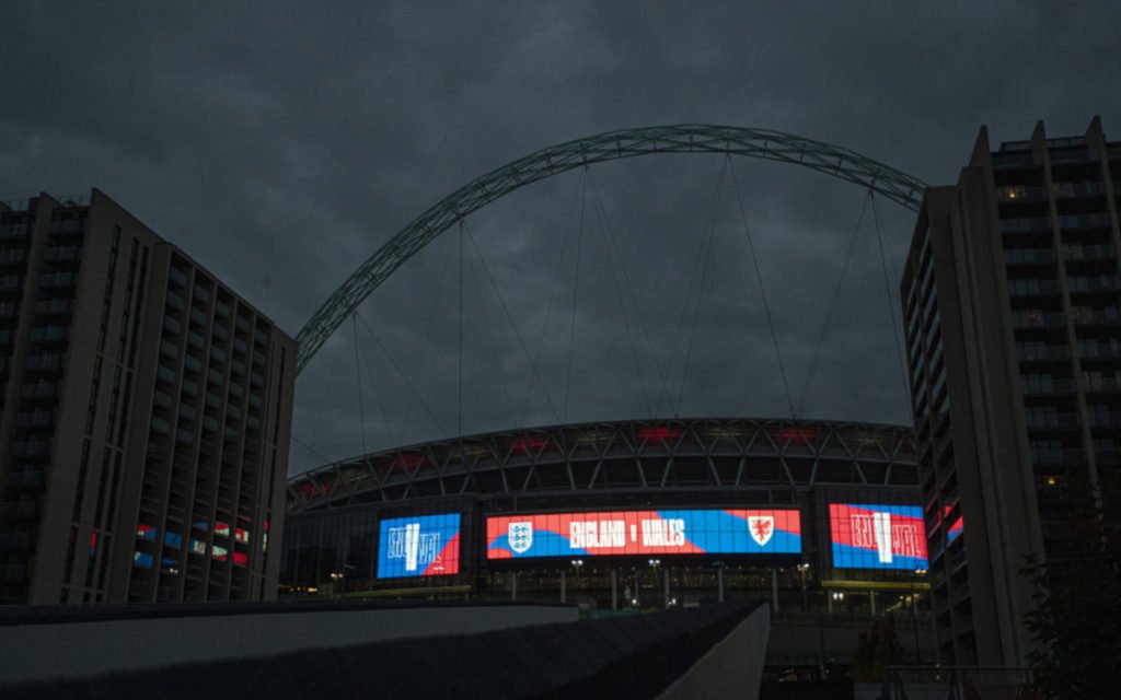 Wembley Stadion in London mit LG LED-Fassade (Foto: LED)