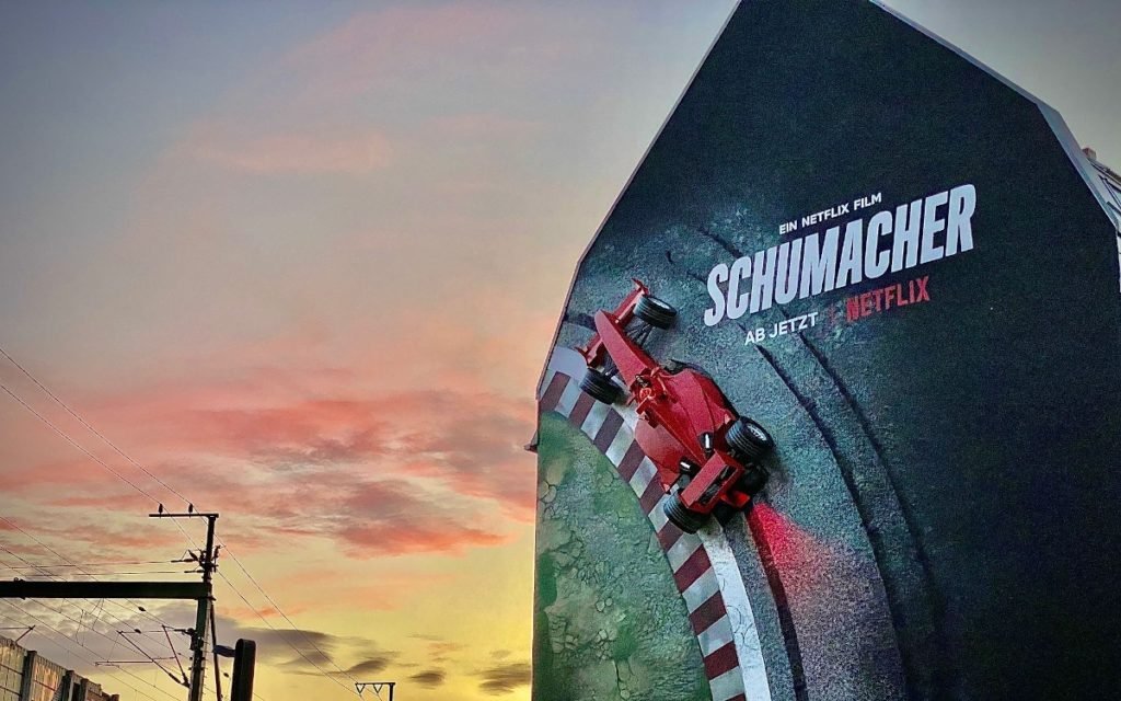 Die Fassade wird zur Story - Netflix bewirbt Schumacher-Doku (Foto: Cromatics)