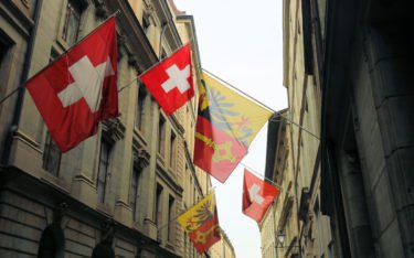 Ab 2025 soll kommerzielle Außenwerbung in Genf verboten werden. Schweizer Flaggen fallen höchstwahrscheinlich nicht darunter. (Foto: Philipp Potocnik/Unsplash)