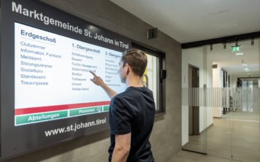 Die Tiroler Gemeinde St. Johann versah mithilfe von Peakmedia ihr Amt mit einem Leitsystem. (Foto: Alex Gretter/Peakmedia GmbH & Co. KG)