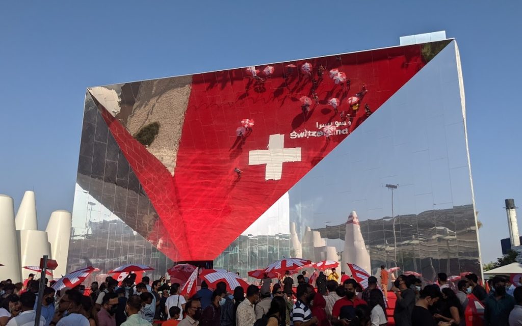 Expo-Pavillon der Schweiz überzeugt mit Spiegelfassade. (Foto: invidis)