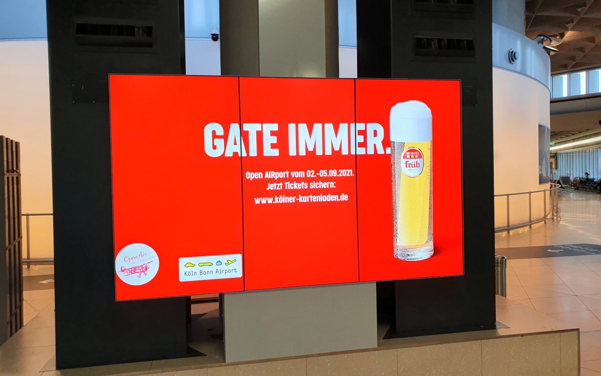 Flughafenwerbung geht immer – Display am Flughafen Köln/Bonn. (Foto: invidis)