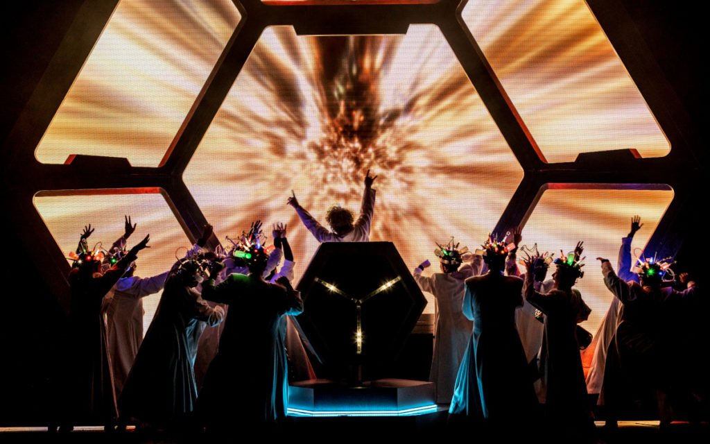 Szene aus dem Musical "Zurück in die Zukunft", das auch LED-Technologie einsetzt. (Foto: Sean Ebsworth)