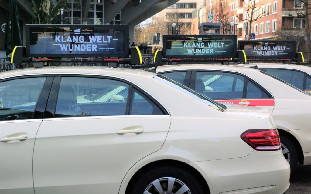 In den digitalen Taxi-Werbeträgern lassen sich auch Sensoren einbauen. (Foto: UZE Mobility)