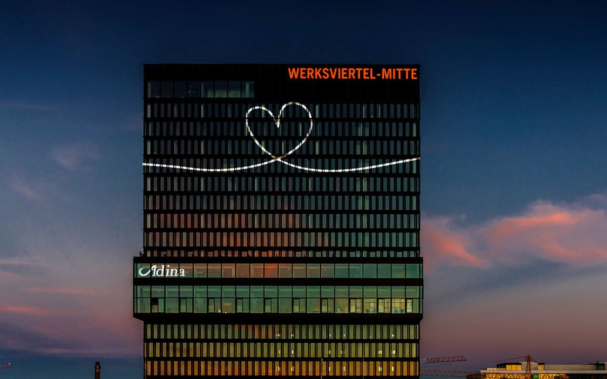 Das Münchner Adina-Hotel wird Projektionsfläche für Liebesbotschaften. (Foto: Adina)