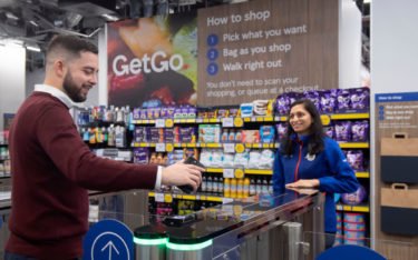 Im neuen Tesco-Store muss der Kunde lediglich einchecken, beim Verlassen werden die mitgenommenen Waren automatisch abkassiert. (Foto: Ben Stevens/Parsons Media)
