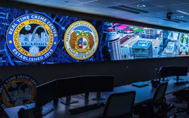 In seiner Einsatzzentrale installierte das St. Louis Metropolitan Police Department eine große LED-Wand. (Foto: Daktronics)