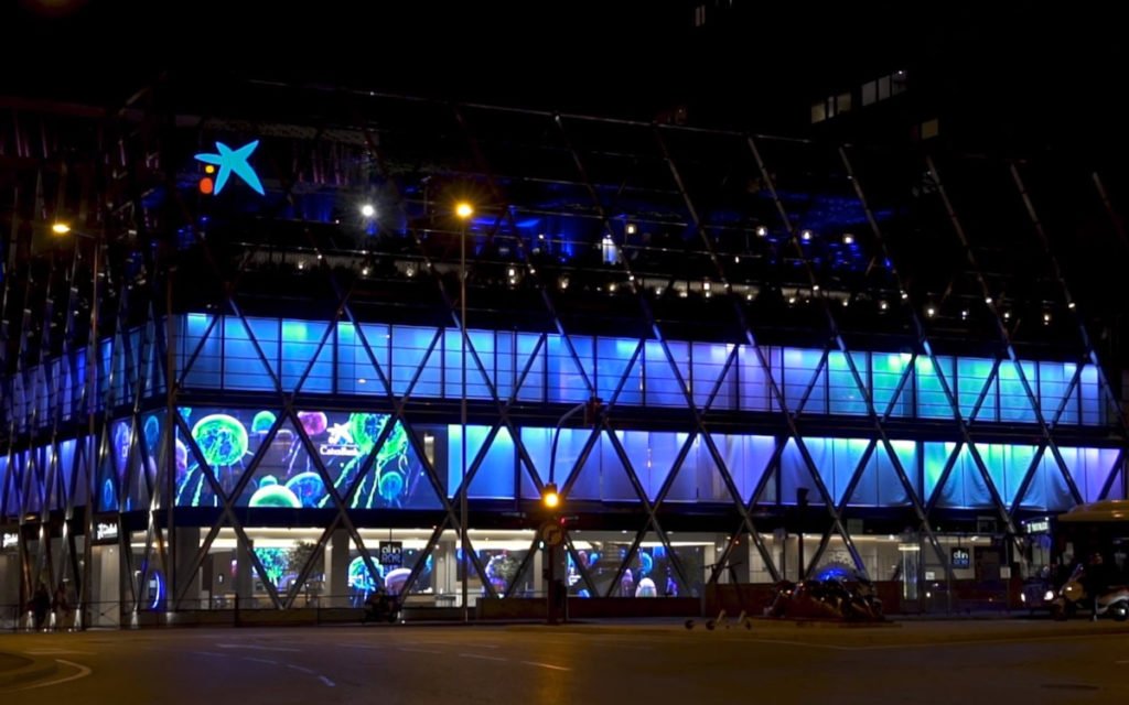 Die Caixabank in Madrid hat eine digitale Fassade bekommen. (Foto: Instronic)