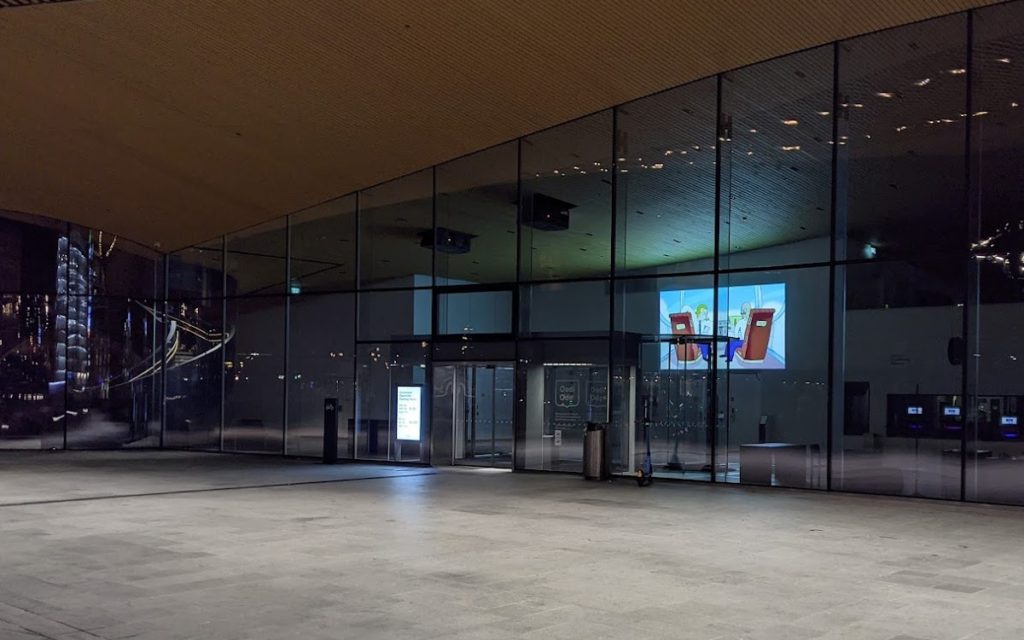 Projektion in der Lobbyder Oodi Helsinki Bibliothek (Foto: invidis)
