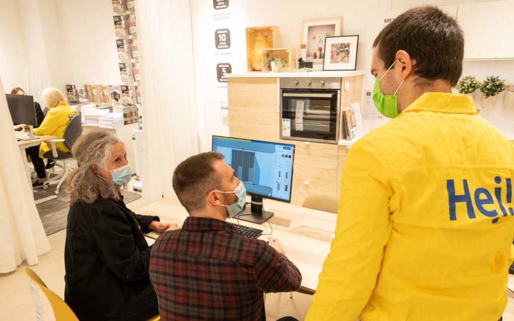 Screens und digitale Lösungen helfen bei der Küchen- oder Schrank-Planung. (Foto: Inter IKEA Systems B.V.)
