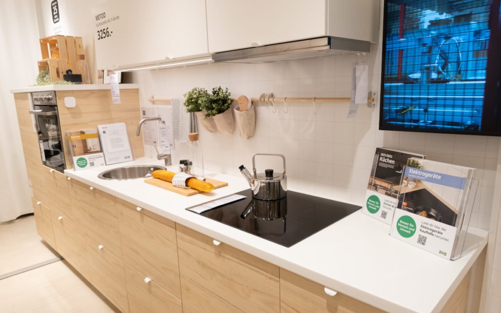Screens und digitale Lösungen helfen bei der Küchen- oder Schrank-Planung. (Foto: Inter IKEA Systems B.V.)