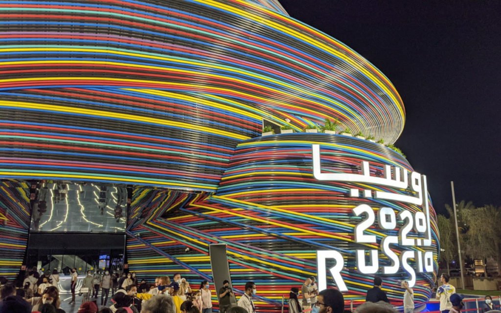 Expo 2020 Dubai - Farbenfroh besonders Nachts - Russlands Pavillon (Foto: invidis)