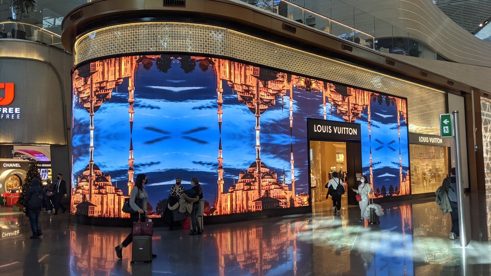 The new Luxury - Louis Vuitton at Istanbul Airport (Photo: invidis)