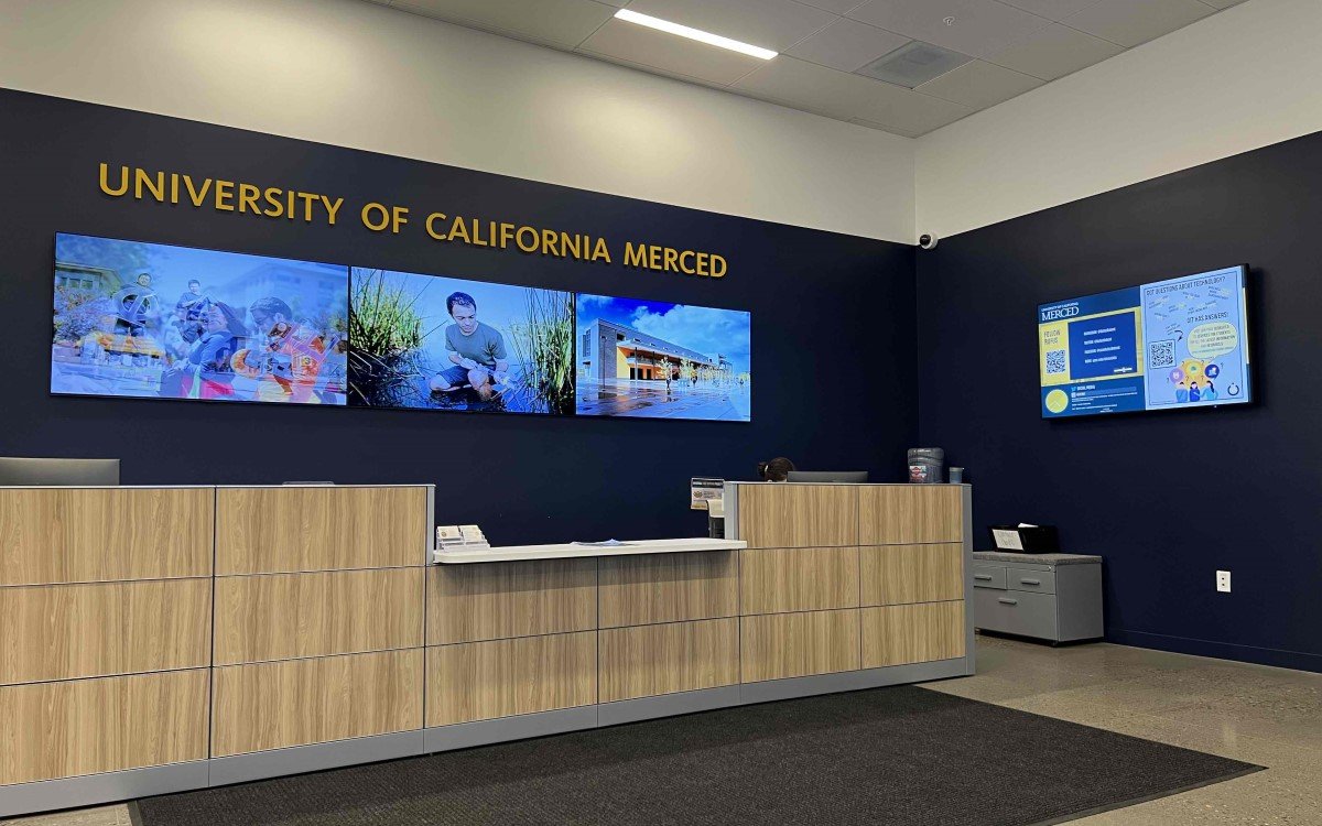 Die Digital Signage an der UC Merced wird jetzt mit Software von Carousel bespielt (Foto: Carousel)