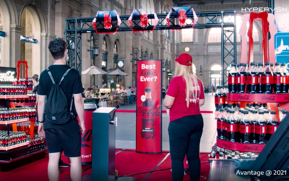 Coca-Cola warb in der Schweiz für seine neue Coke Zero Zucker mit holografischen Spielautomaten von Hypervsn (Foto: Avantage/Hypervsn)
