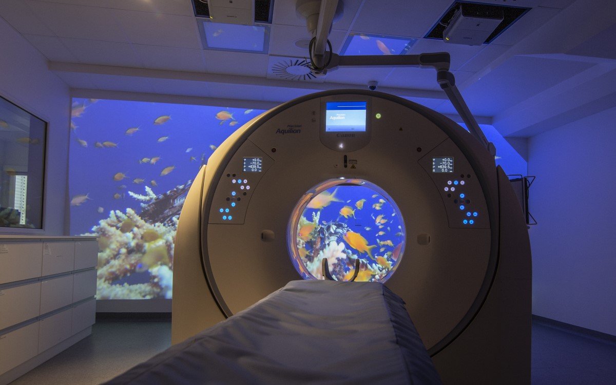 Projektionstechnologie von Canon sorgt im CT-Raum der Neuroradiologie der Universitätsmedizin Mainz für angenehme Stimmung bei der Untersuchung (Foto: Canon)