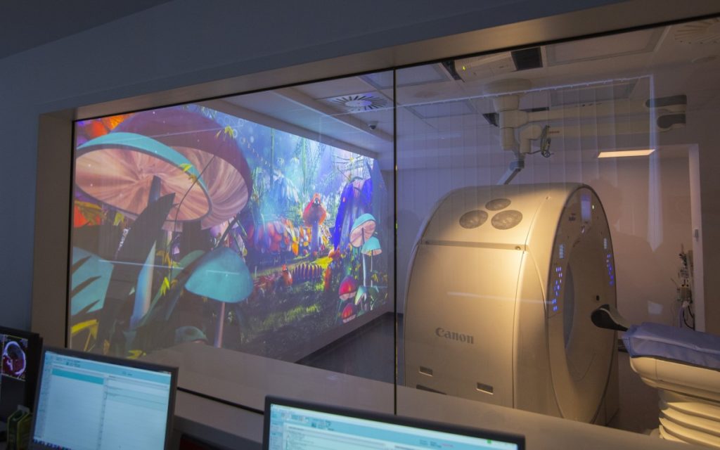 Angenehme Stimmung beim CT mit Projektion: Technologie von Canon im CT-Raum der Neuroradiologie der Universitätsmedizin Mainz (Foto: Canon)